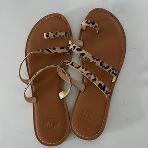 Gap leopard print toe strap sandals
